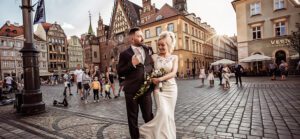 Najlepszy fotograf ślubny i fotografia ślubna z Wrocławia. W tle Wrocławski rynek i ratusz.