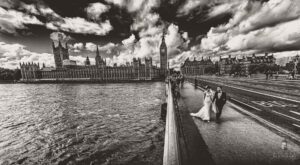 Sesja ślubna za granicą - Zdjęicie na moście, a w tle Big Ben. Zdjęcie czarnob-białe.
