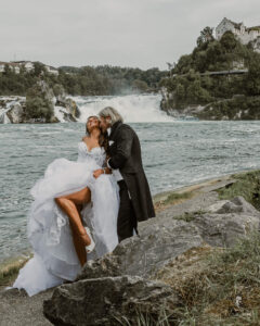 Sesja ślubna za granicą -Rheinfall - pleenr ślubny nad wodospadem w Szwajcarii.